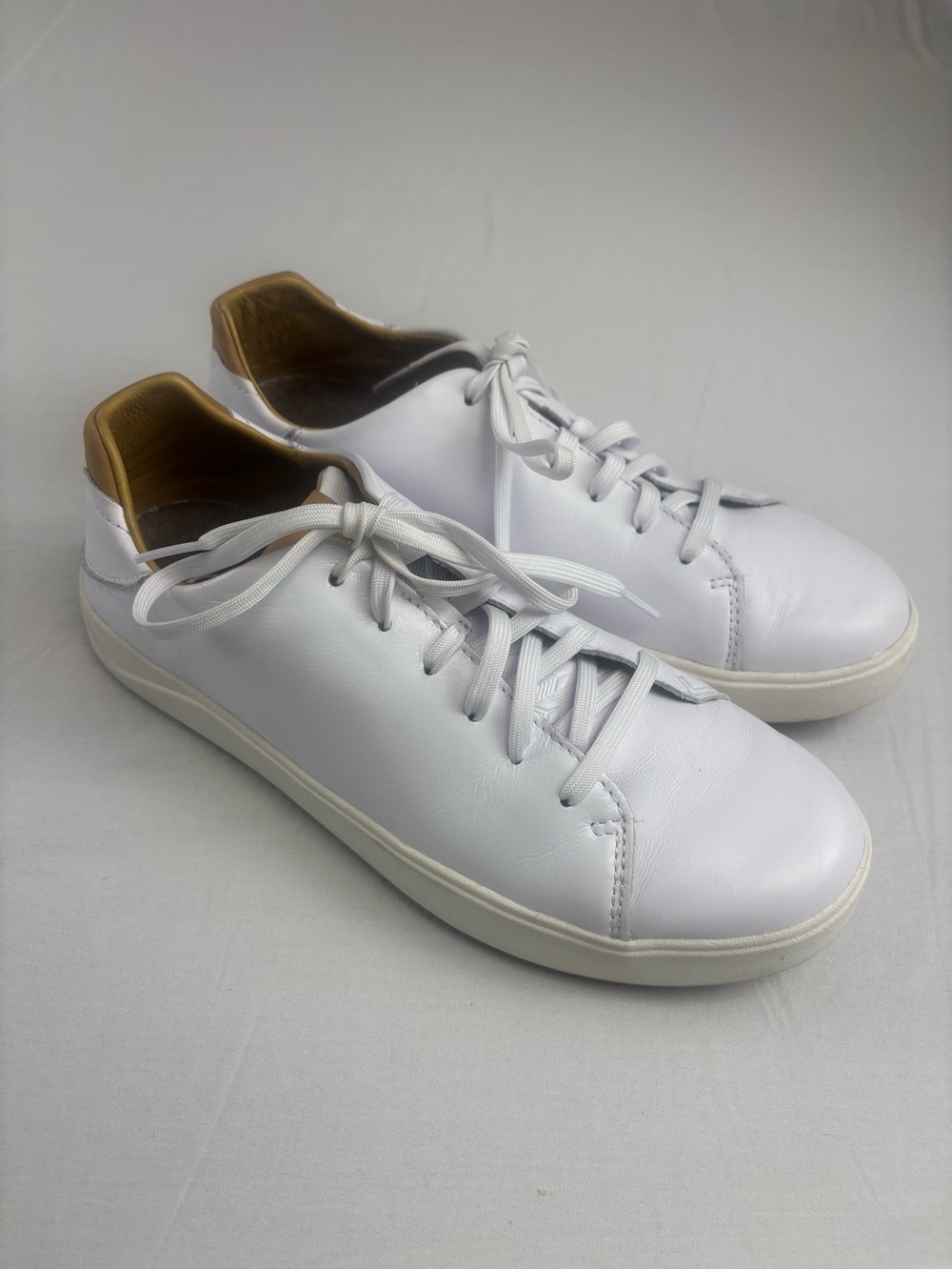OluKai Lae‘ahi Lī ‘Ili Men’s Waterproof Leather Sneakers in Bright White size 9